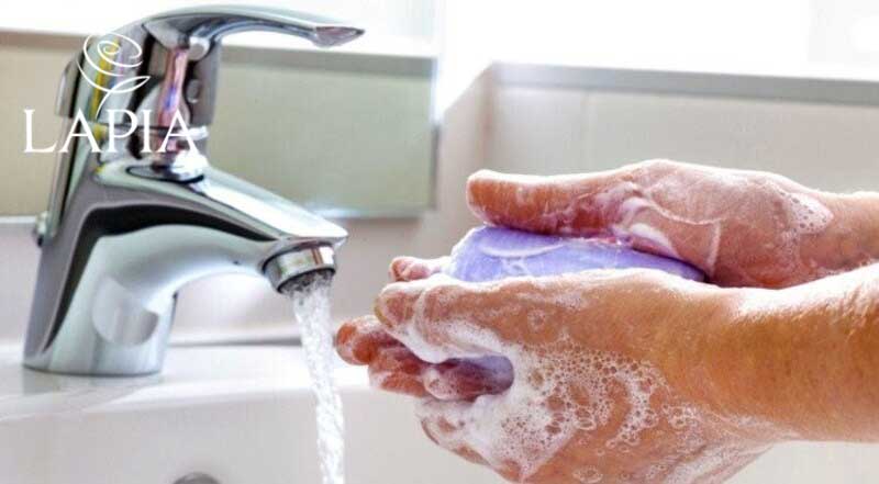 Rửa mặt và tay sạch sẽ sẽ ngăn chặn được tình trạng nhiễm khuẩn khi nặn mụn