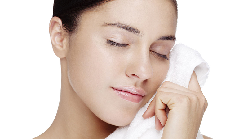 Dùng kem dưỡng trắng sau khi rửa sạch da mặt