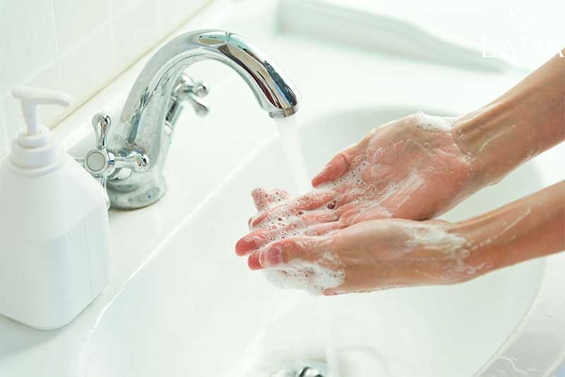 Rửa tay trước khi rửa mặt