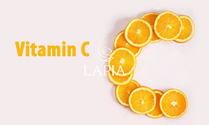 Sử dụng sản phẩm chứa nhiều vitamin C giúp đánh bay vết thâm và mụn sẹo