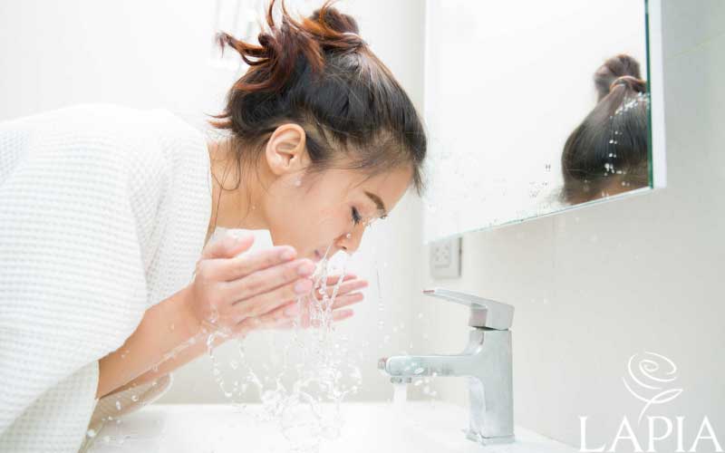 Dùng nước lạnh rửa mặt
