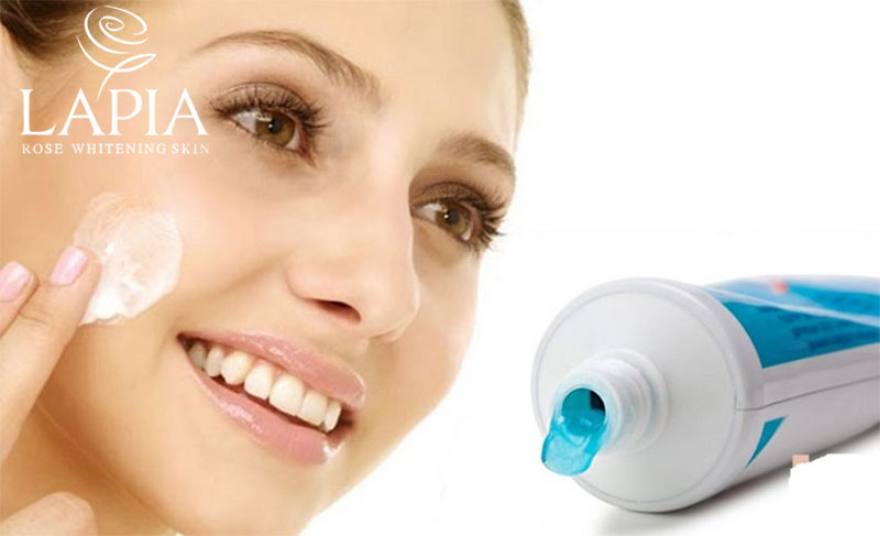 Kem đánh răng có flour và chất tẩy trắng giúp làm trắng da